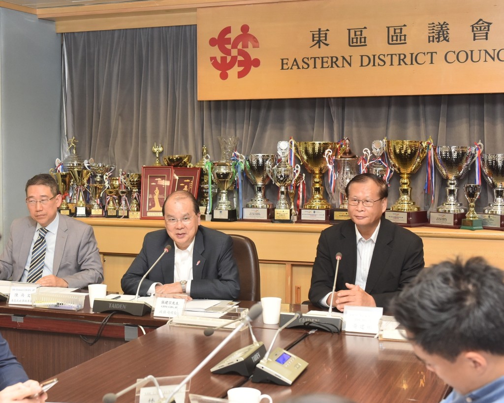 張建宗(中)強調推動政策不會假手於人,更不會「外判」責任。