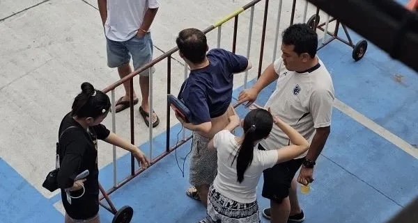 林某向警员展示伤势。 泰国星暹公众号 林某向警员展示伤势。 泰国星暹公众号