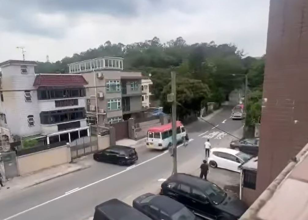 黑衫男子持鐵通追打小巴司機位車門。fb馬路的事討論區影片截圖