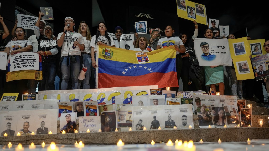 委內瑞拉政治犯家屬在「螺旋大廈」外集會。 美聯社 委內瑞拉政治犯家屬在「螺旋大廈」外集會。 美聯社