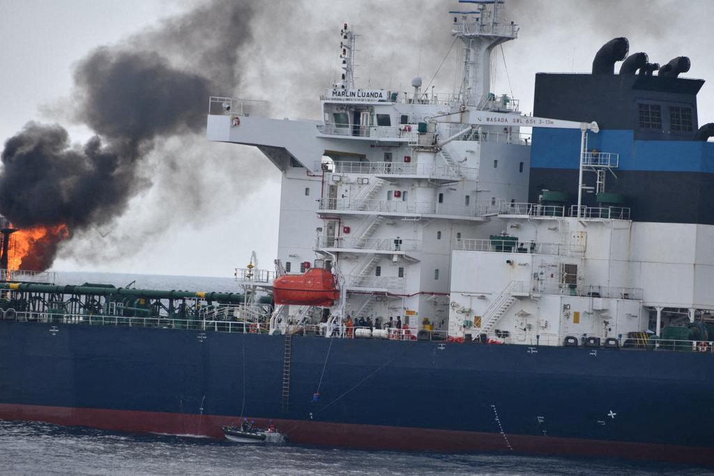油轮“马林卢旺达号”早前遭胡塞武装射弹受损，引发大火。路透社
