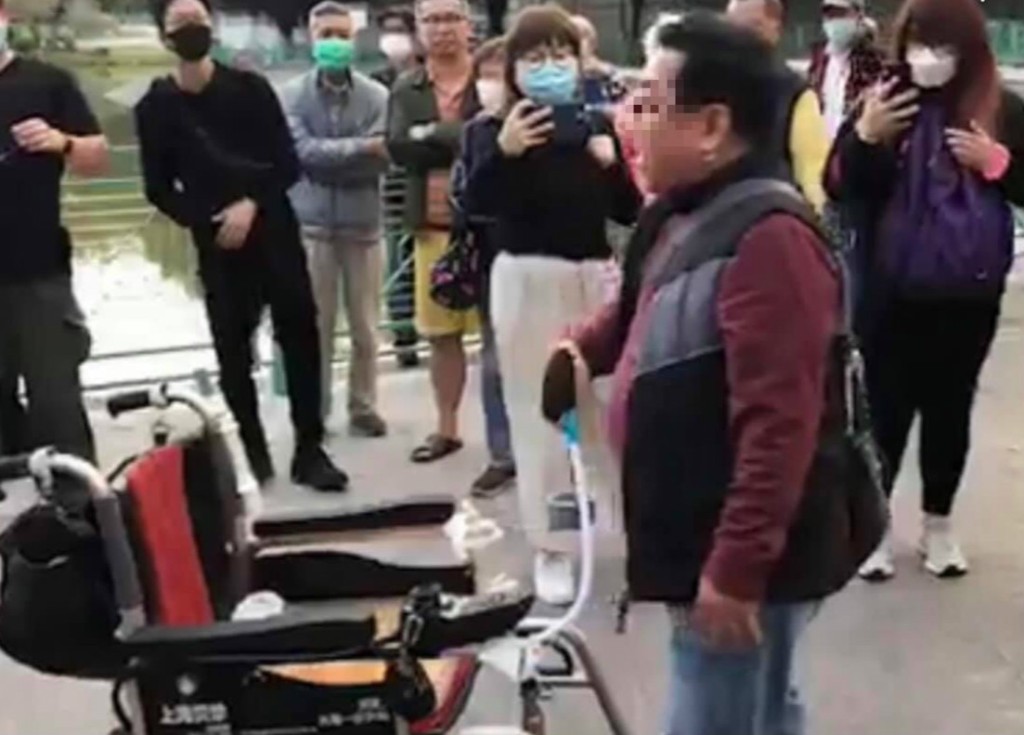 口角期間輪椅漢突然站起來。高登討論區截圖