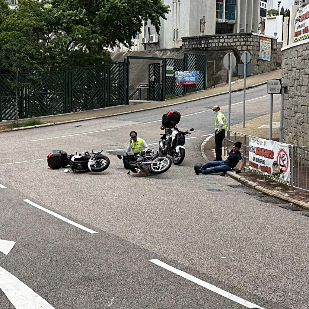 考生電單車與考官電單車相撞。fb：香港鐵騎館