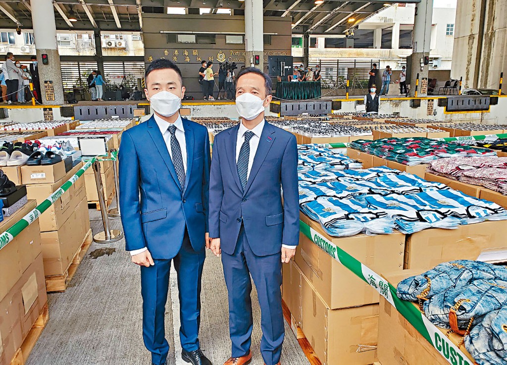 海關馮衛正（右）及李宇翔（左）講述打擊侵權貨品行動。