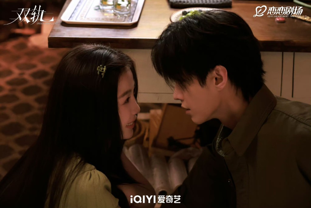 姜暮和靳朝在家中「偷情」。