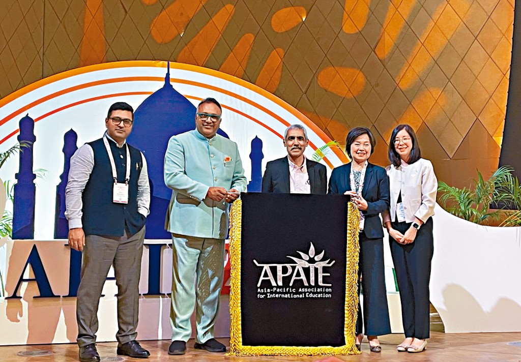 APAIE主席Venky Shankararaman教授（中）在交接儀式上表示，香港匯聚中西文化、連繫全球，是主辦2026 APAIE年會暨展覽的最佳地點。