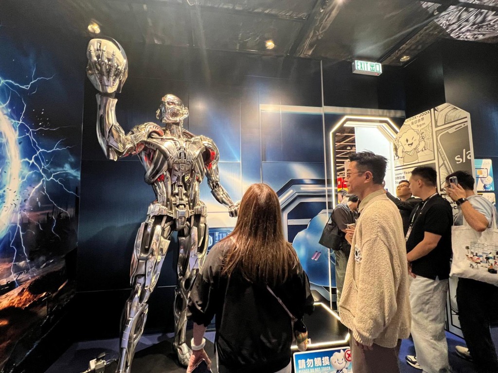 古天樂向羅淑佩介紹展覽的內容。 古天樂向羅淑佩介紹展覽的內容。