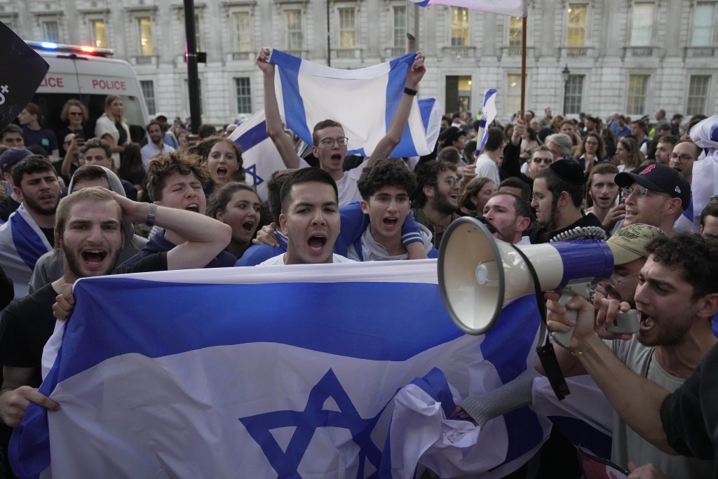 在倫敦，抗議者在為以色列舉行的「猶太社區守夜活動」中高喊。AP