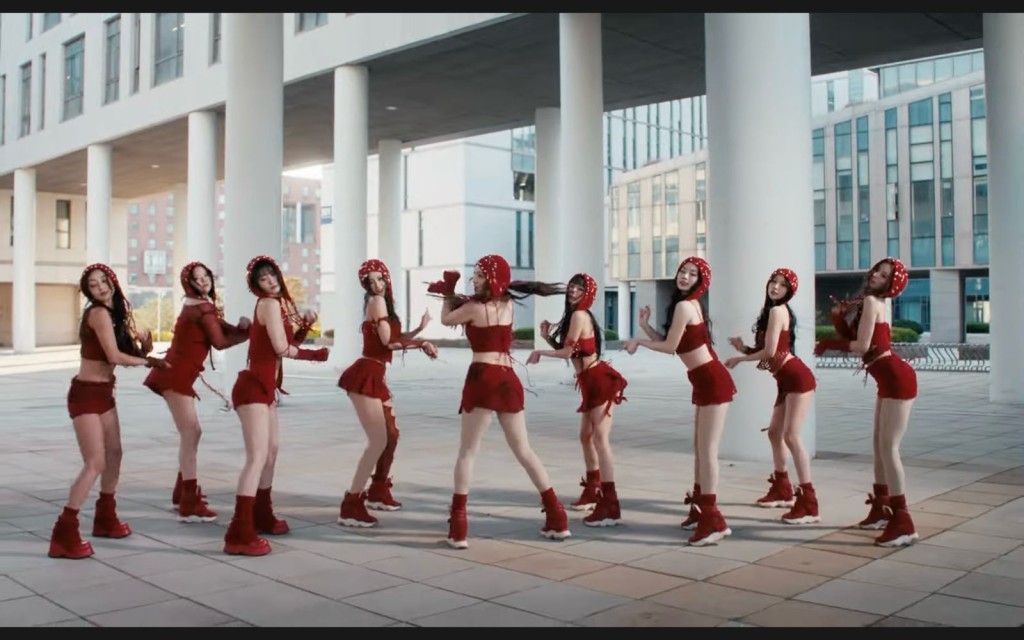 TWICE穿上「性感小紅帽」裝跳舞。