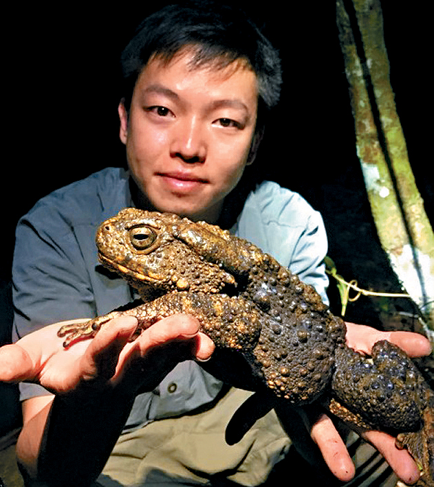 青蛙是李詠豪最愛的兩棲動物,圖為他在馬來西亞旅行時與巨河蟾合照。