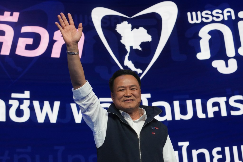现任总理阿努廷所带领的泰自豪党凭借执政优势与强大派系支持，极具连任优势。美联社