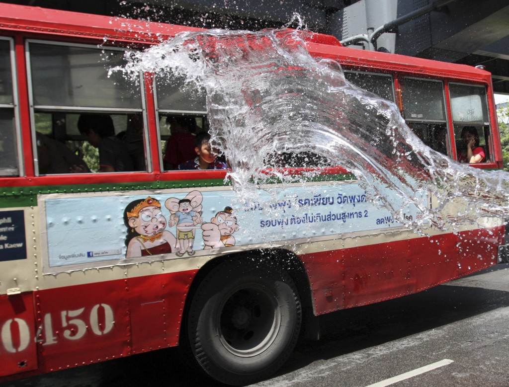 泰國全民投入潑水節各項活動。