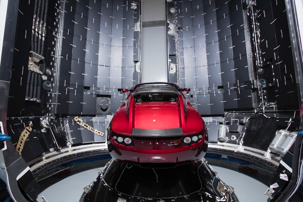 特斯拉攜手SpaceX打造飛行版電動跑車。SpaceX