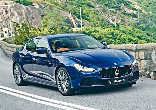 測試車額外換上二十吋Urano輪圈，3公升V6雙Turbo引擎輸出410ps馬力。