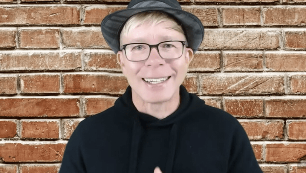 舒爾茲在21歲時任職加油站員工期間,幸運中得2,800萬美元(約2.18億港元)樂透大獎。Youtube@TimothySchultz 舒爾茲在21歲時任職加油站員工期間,幸運中得2,800萬美元(約2.18億港元)樂透大獎。Youtube@TimothySchultz