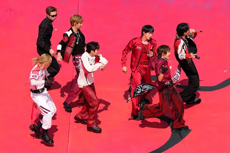 BTS獻唱《Dynamite》。 BTS獻唱《Dynamite》。