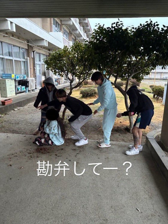 網傳照片顯示4名男子參與事件,包圍受害女生。 X@Penlsland 網傳照片顯示4名男子參與事件,包圍受害女生。 X@Penlsland