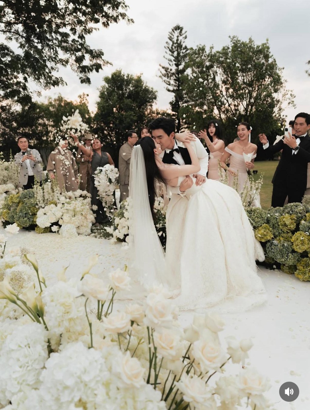 婚禮只有少數親友出席。 婚禮只有少數親友出席。