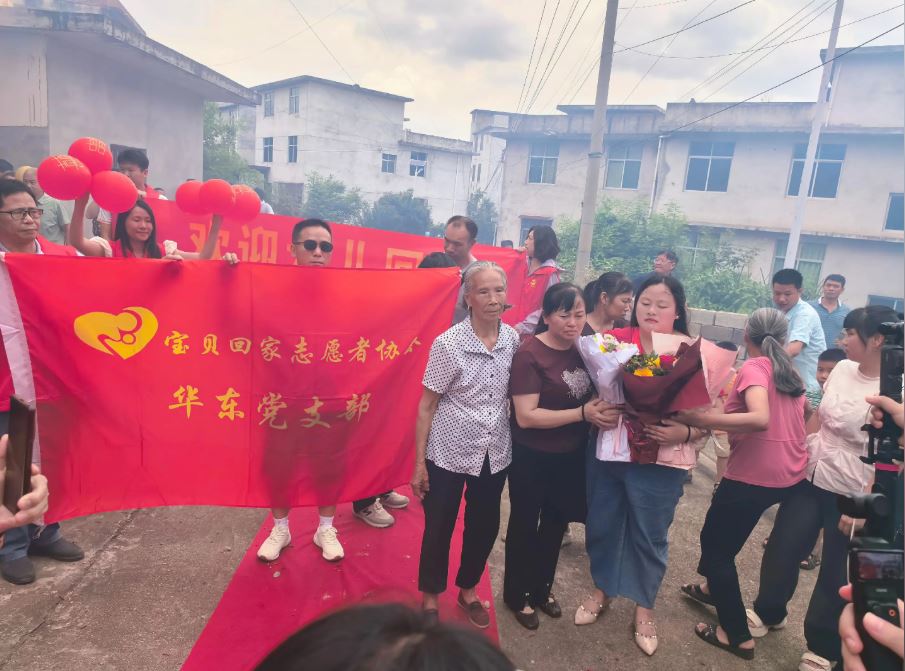 刘秀红离家22年才与亲生父母团聚。