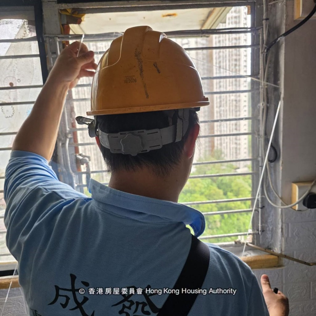 邨管團隊幫助居民加固單位內窗户。房委會fb