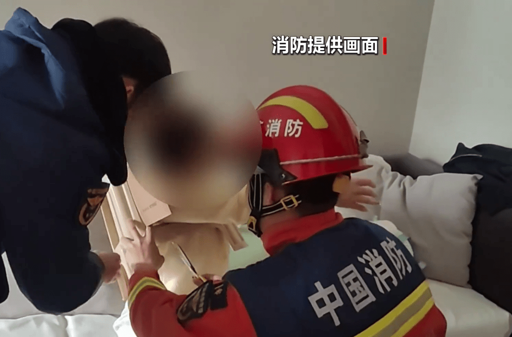 徐州消防卡在塑胶矮櫈的女童。 