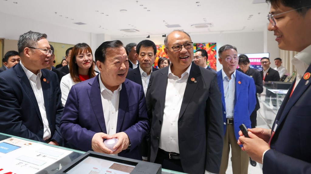 夏寶龍在香港理工大學大亞灣研究院調研。