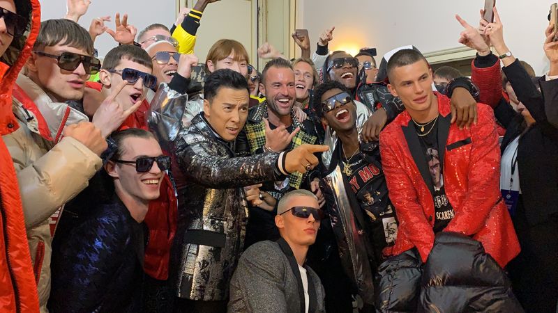 甄子丹早前在意大利米蘭為服裝品牌行騷後，被內地網民指該品牌曾發生辱華事件。