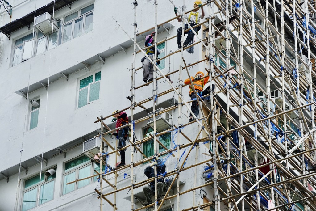 工人拆棚和棚網。