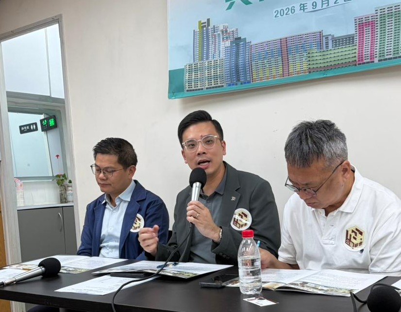 梁文廣(中)表示,參考新加坡公積金買樓,只是部分供款可以提取,而業主若從中賺取金錢,需填回公積金戶口。 梁文廣(中)表示,參考新加坡公積金買樓,只是部分供款可以提取,而業主若從中賺取金錢,需填回公積金戶口。