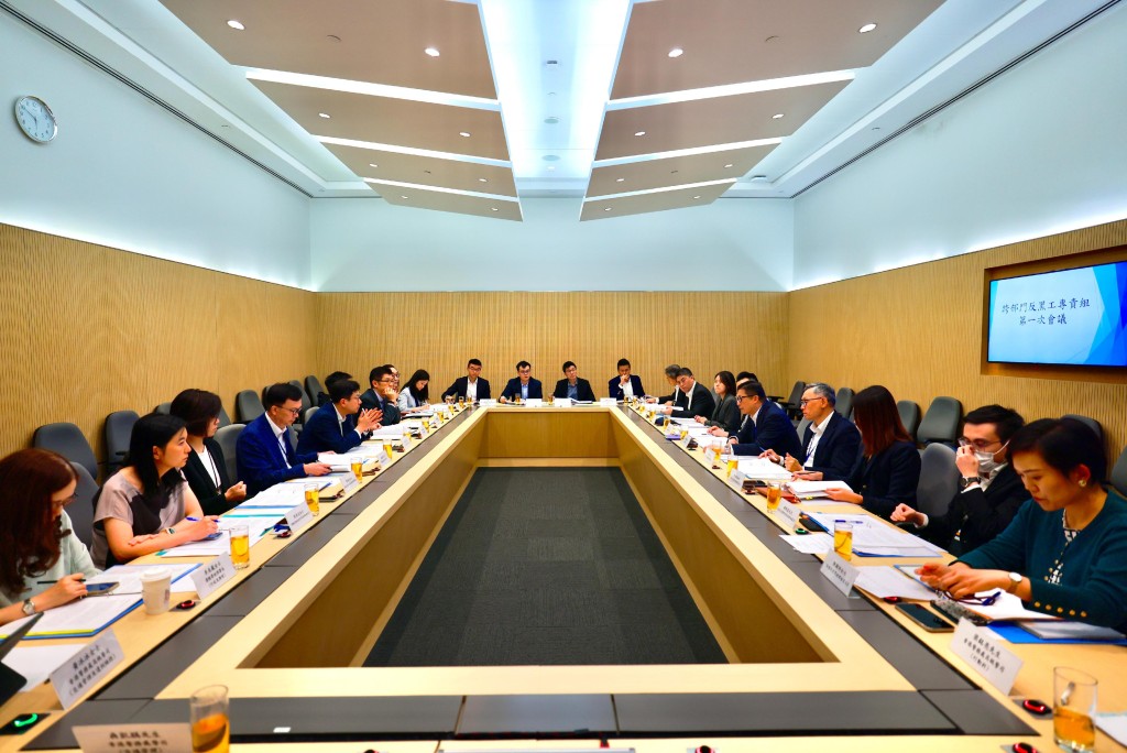 保安局上月成立跨部門反黑工專責組,並於10月2日召開首次會議。 保安局上月成立跨部門反黑工專責組,並於10月2日召開首次會議。