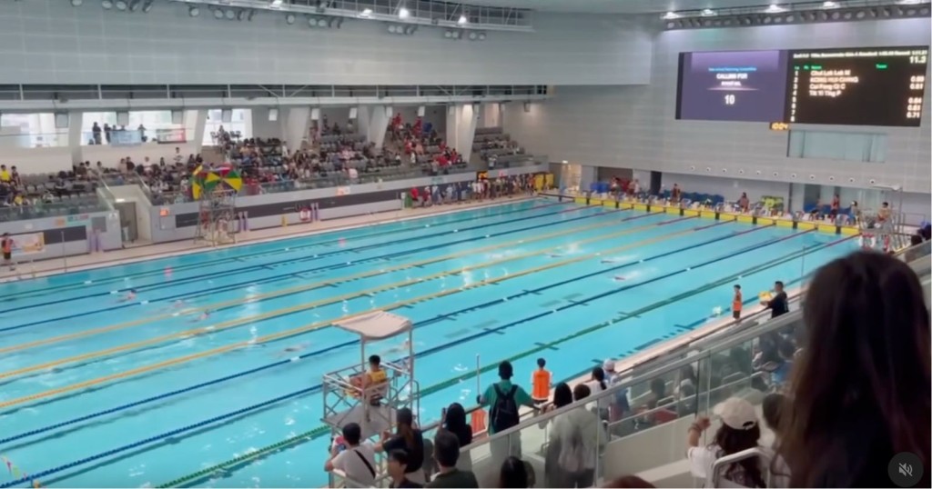 維園學界泳賽現「同場競技」奇景。網民post00swimguy852影片截圖 維園學界泳賽現「同場競技」奇景。網民post00swimguy852影片截圖