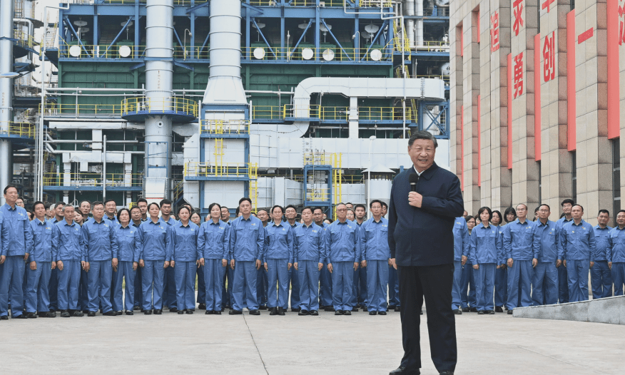 2023年10月10日，习近平来到位于江西九江的中国石化九江分公司考察，与企业员工亲切交流。（央视新闻）