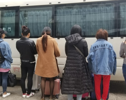 警方聯同入境處觀塘掃黃拘9内地女。警方圖片