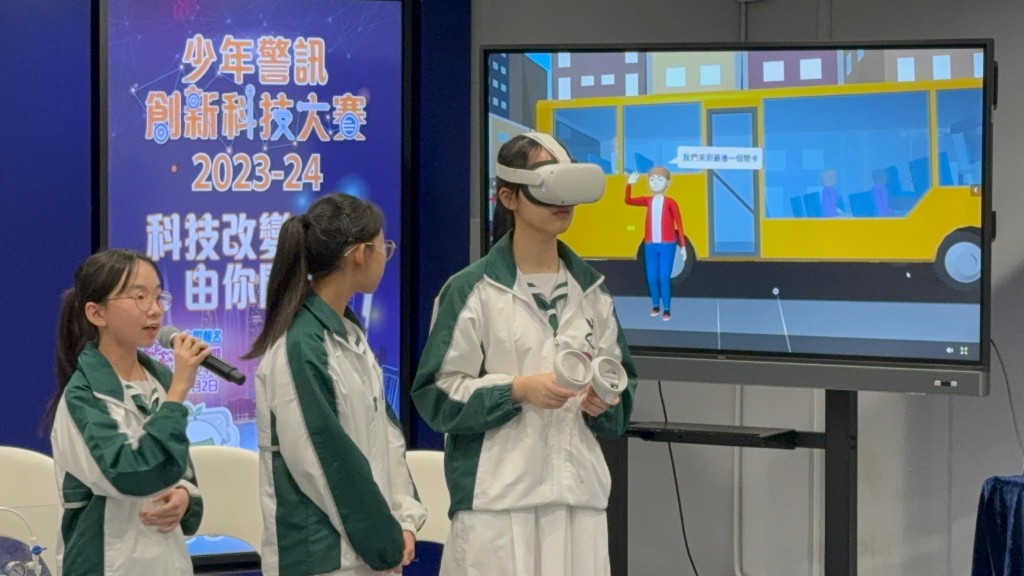 初中组冠军陈晓澄、李美琳和林美乔示范在「虚拟交通安全城」玩游戏学习交通安全知识及法例。 麦键泷摄