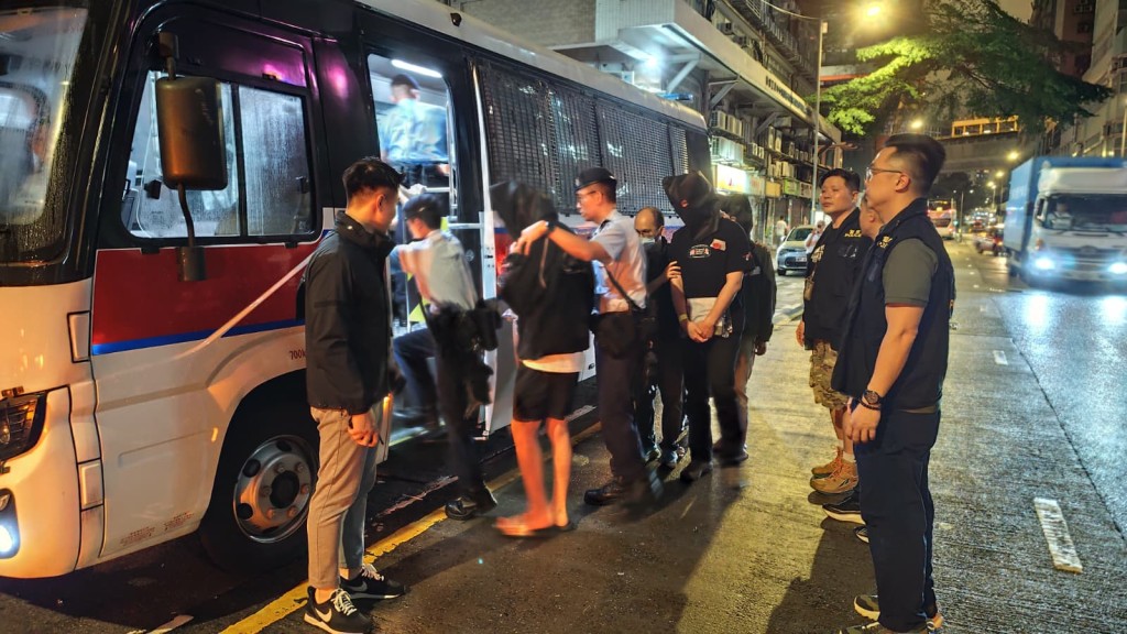 警深水埗搗破地下撲克賭場 拘捕72人