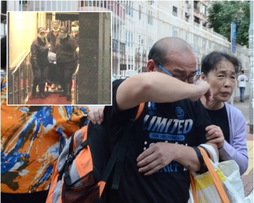 小圖：女保安遺體傍晚由工人抬走。