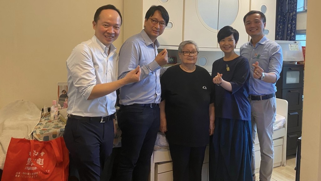 工聯會立法會議員鄧家彪與屋局局長何永賢到觀塘油麗邨探訪獨居長者。鄧家彪fb