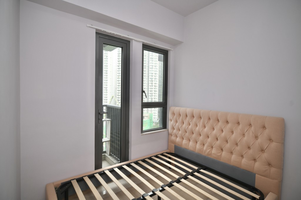 房間設計清雅舒適，緊連大面窗戶。