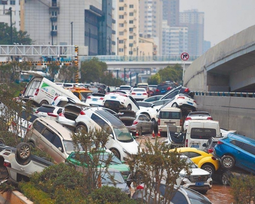 鄭州有40萬輛汽車被淹，幾乎報廢。新華社資料圖片