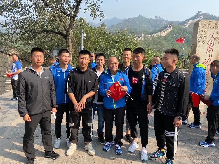 有游客认出「光头警长」并要求「合照」。 微博图