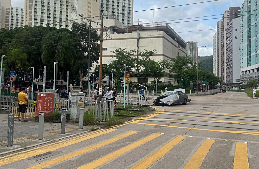 消防車被撞翻側。fb:車cam L(香港群組) 消防車被撞翻側。fb:車cam L(香港群組)