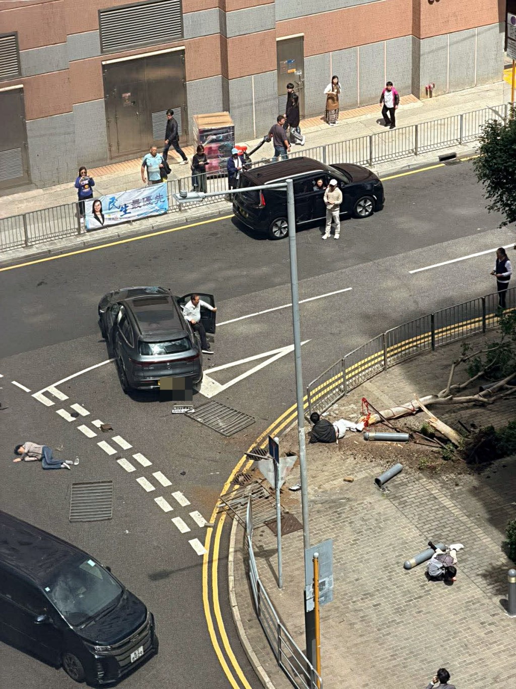 多人被撞倒地。網圖 多人被撞倒地。網圖