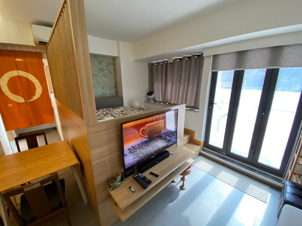 低層連平台單位裝修雅致，可即買即住。