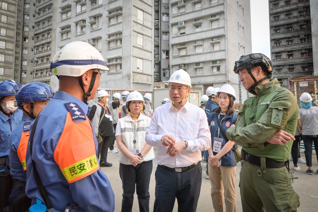 卓永兴（右三）与民众安全服务队队员交谈。旁为香港警务处行动处处长吕锦豪（右一）。