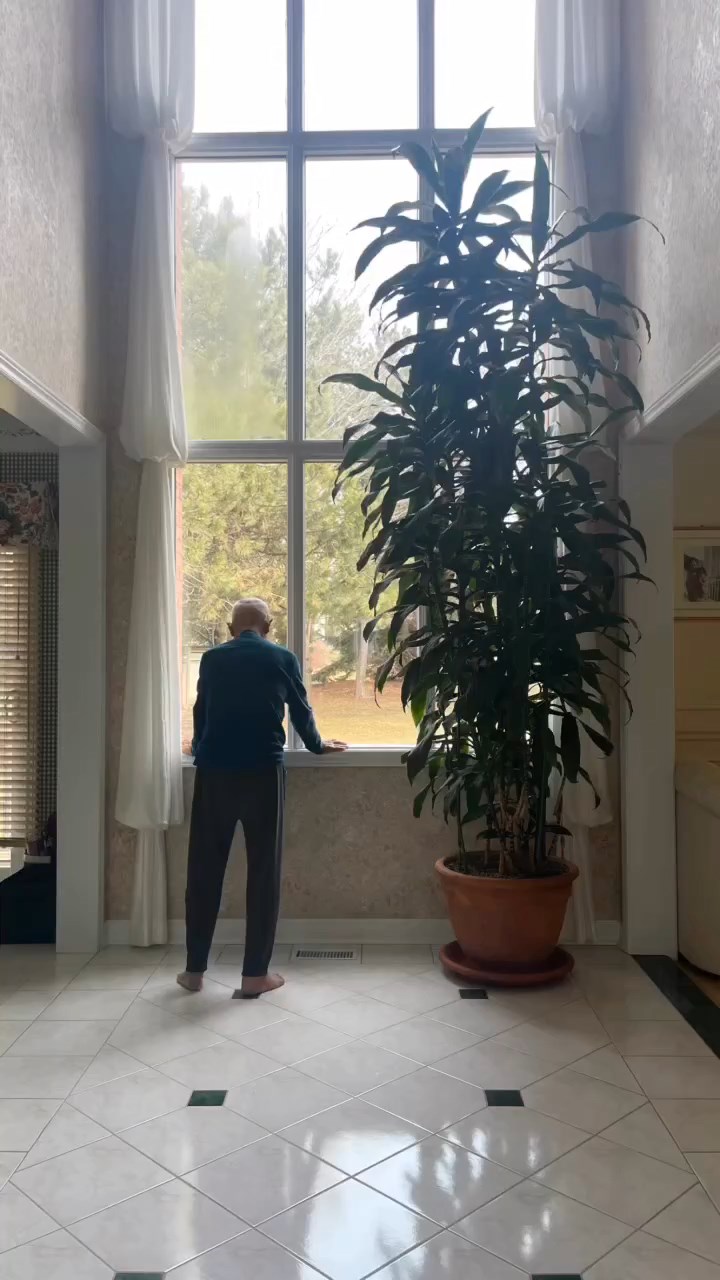 彭羚的父亲望向窗外。