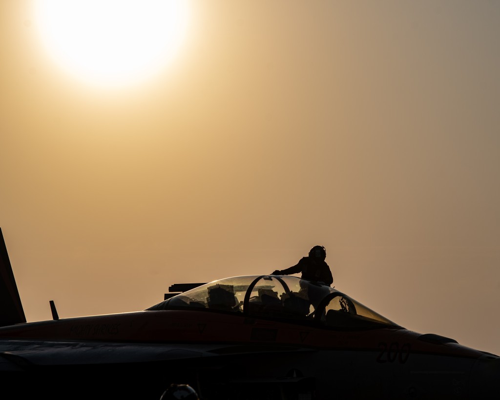 地勤人員正準備F-18超級大黃蜂戰機起降作業。
