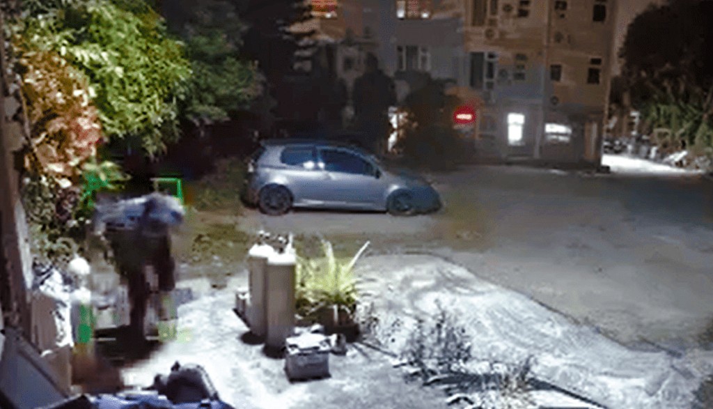 大埔林村鄉寨乪村一村屋遭獨行匪徒入內爆竊，閉路電視拍攝了盜賊的樣貌。