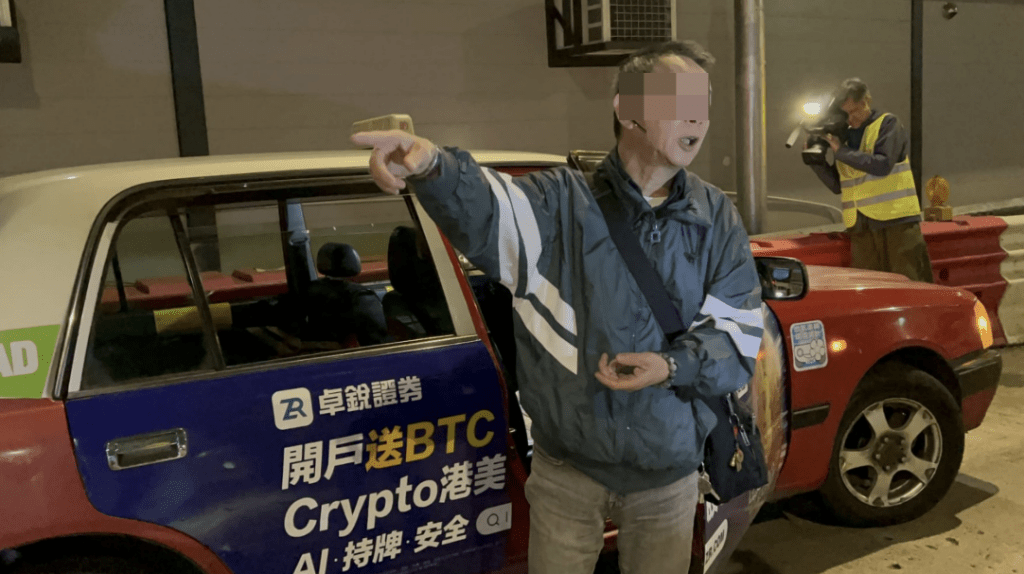 涉案的士司機向記者講述事件經過。