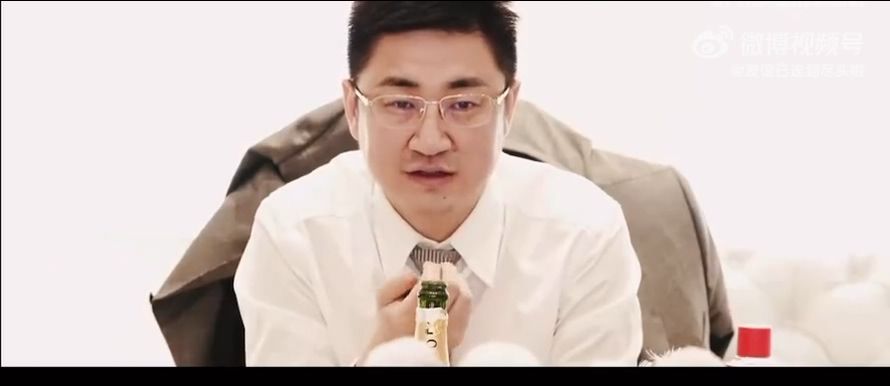 男方疑為范冰冰保養品牌嘅高層。