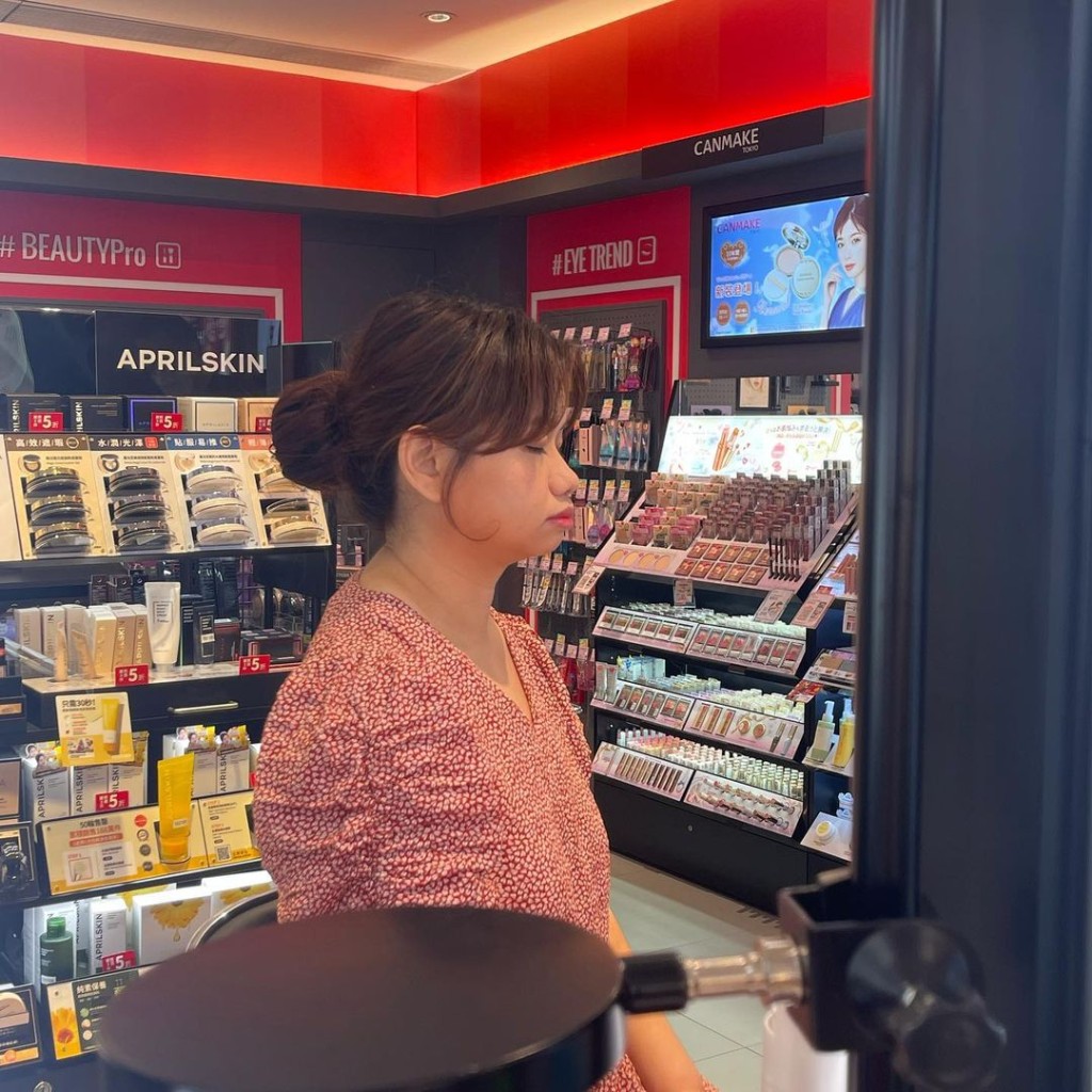 阿儀今次紮起頭髮,感覺唔同晒。